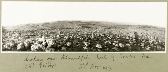 Regardant au-dessus de Khuwelfeh tenu par les Turcs, 2 novembre 1917